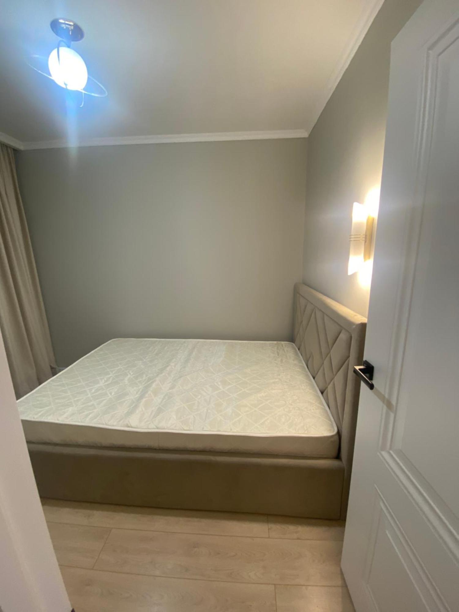 3 Bedroom Orange Apartment *